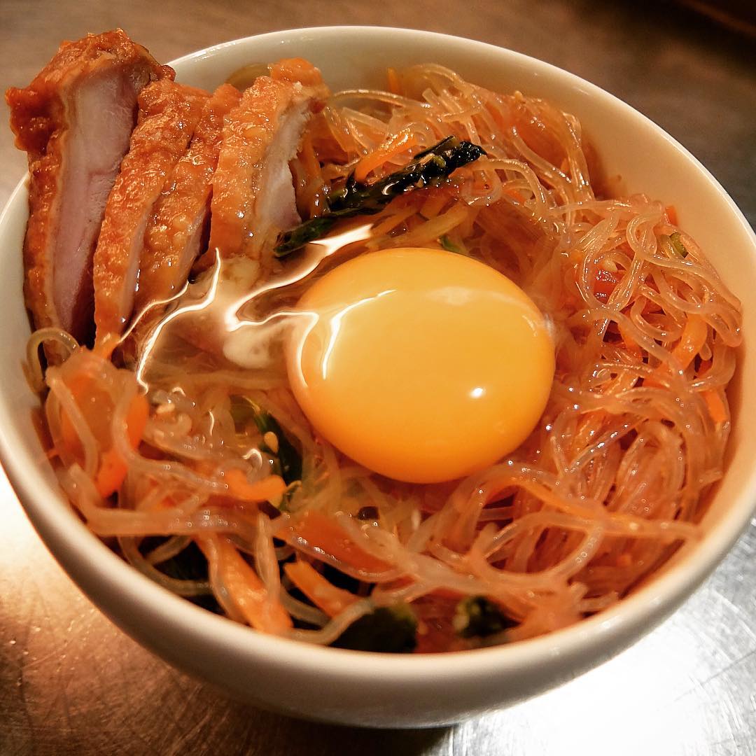 いや、あんまりアレなんで（苦笑）、えぇ、昨夜のワタクシの賄い！（笑）夢の「チャプチェ丼」！（笑）…生玉子でごたまぜにして、いやおまけにつけてくれた鶏肉のにんにく煮がアクセントになってて、おいしかったですよ！キムチがあるとさらによかったろうなーと、えぇ、あくまで賄いなんで、メニューには出ませんよ（笑）、あしからず〜！（お）