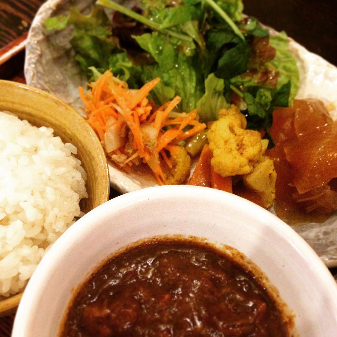 なんと豪華な、、、今日のまかないはちょこもりにビーフシチュー、そして食後はこいけ菓子店さんのケーキをいただきました！なんだかクリスマスにお招きいただいたような気分です。以上、ちょっと自慢なまかないご飯でした。みなさんメリークリスマスです。
(うめ)