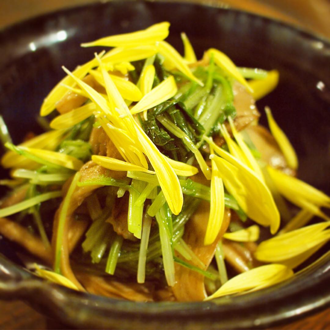さて！さっきのしゃきしゃき水菜、こんがり焼いたぷりぷりの舞茸と合わせて…柚子とすだちで作った生果汁は自家製の柑橘ドレッシングでさっくり和えたら、黄色い菊花をぱらりと散らして、さっぱりおひたしのサラダですよ！おススメ！（お）