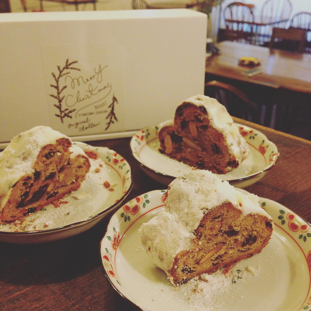 本日のおやつは、クボ太の嫁ちゃんからの差し入れ！北の住まい設計社ベーカリーのシュトーレンです。ありがとうございます！パッケージから何からかわいい！クリスマスディナーに向けて気合いをいれるため、いただきます！クリスマスプレゼントだー！(麻）