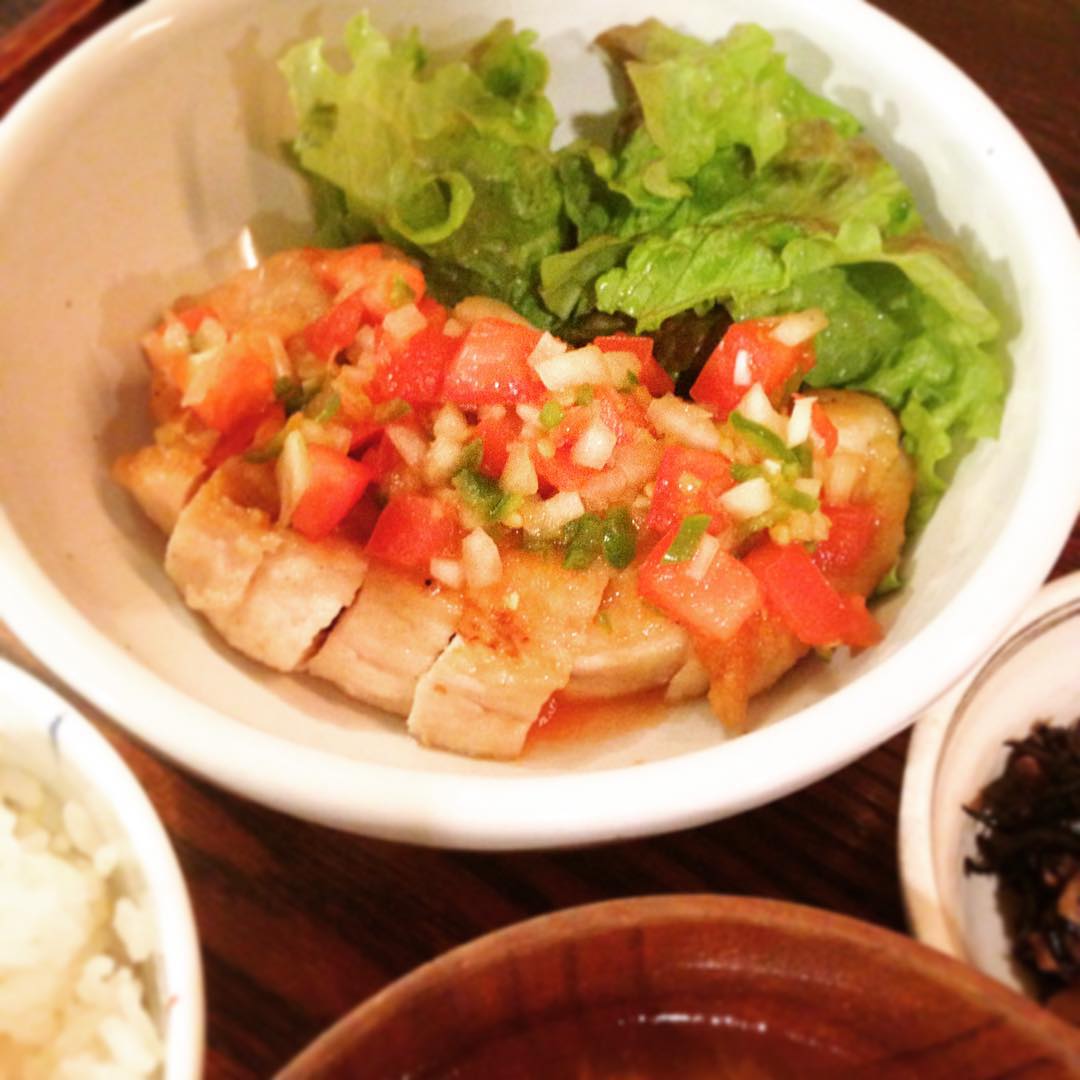 今日のまかないは、「チキンソテー和風サルサソース」です。大忙しだった12時台を経て(ありがとうございます)食べるまかないのありがたさ。。。冬も暖房で乾燥してるので喉が渇きますよね、サルサソースのトマトがみずみずしくて美味しかったです。ごちそうさまです。(うめ)