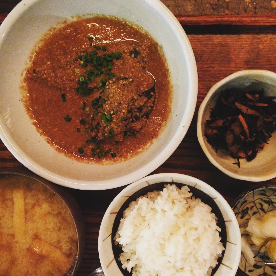 今日のまかないは、サバと茄子のごま味噌煮です。ごまたっぷりの煮汁をスプーンですくって食べていたのですが、最後はついにご飯をお皿の中に…。ちょっとお行儀悪いかしらと思いましたが、やっちゃいました。いやぁ、もう大満足。おかわりしたいくらいです！（な）