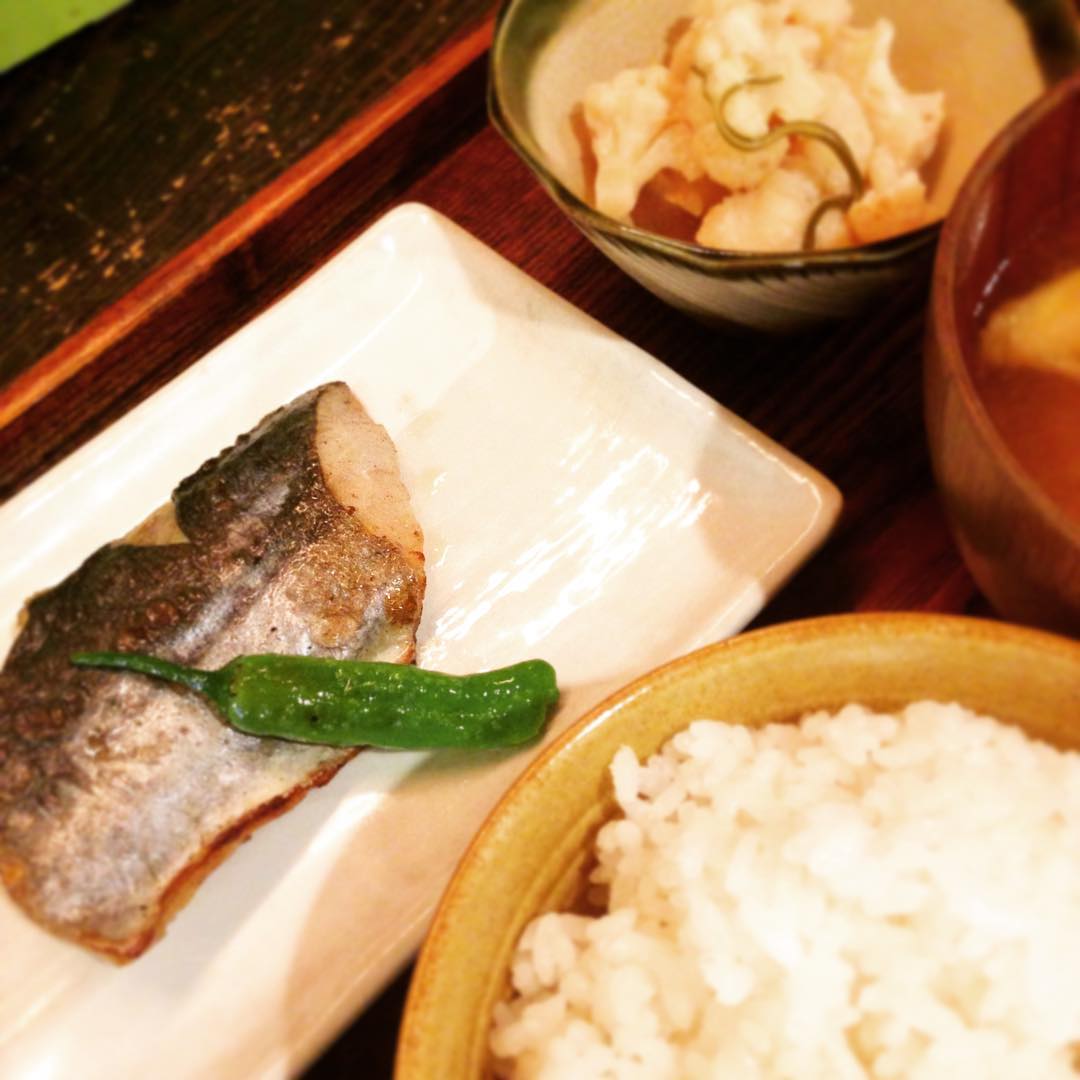 今日のまかないは「さわらの酒塩焼き定食」です。このふんわりとした焼き上がり、なかなか家でできません。塩焼きはご飯がすすみますね、ついつい大盛りに。。。(うめ)