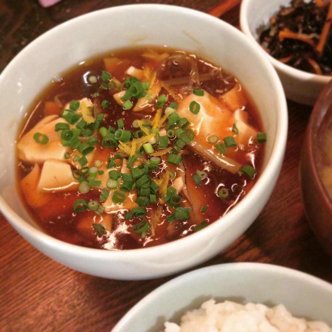 今日のまかないは「かきと豆腐のあんかけ煮」です。かきがゴロゴロっ、ゆずの香りが爽やかです。「美味しかった〜」とおっしゃってくださるお客様が多かったです、みなさんありがとうございます。まかないへの期待が膨らみました。ちなみに「お餅を入れたくなった」というお客様に私も同感です。じんわり汗をかくくらいあったりました。ごちそうさまでした(うめ)