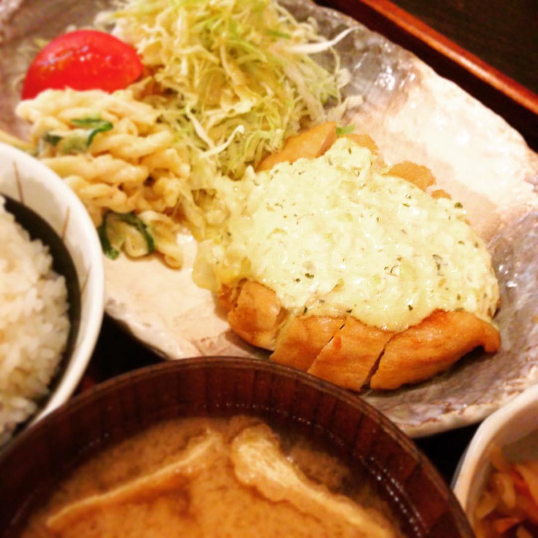 今日のまかないは「甘酢チキンタルタルソース」です。昨日に引き続き大好きメニュー。やわらかい酸味とタルタルソースのまろやかさが満足度大です。今日私が注文伺ったお客様は甘酢チキンの方が多くて、「美味しいですよね！」と心の中で思っておりました。2回言ってしまいますが満足度大です。(うめ)