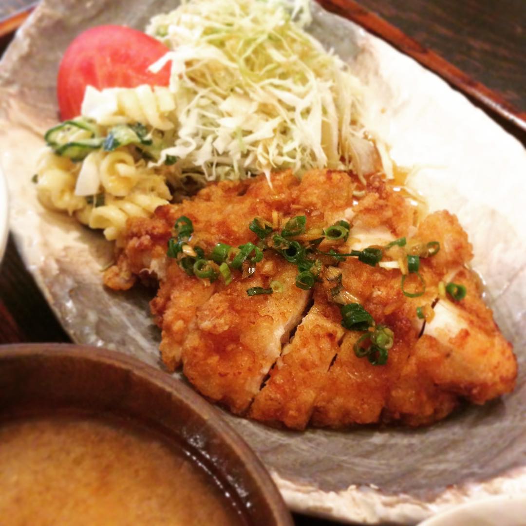 今日のまかないは「鶏のから揚げ中華香味だれ定食」です。実は途中で売り切れかけた今日の鶏から。遅番くぼさんが鶏肉を買って鶏肉と共にご出勤。カリカリ香ばしい鶏から、売り切れることなく召し上がっていただけました。お待ちいただいたお客様、ありがとうございました。そして私もいただきました。一度諦めかけたのもあってか美味しいったらなかったです。(うめ)