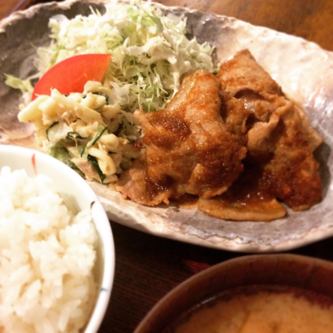 今日は迷いました。店長とナベさんが「今日のサバやばい」と言うんです。やばい美味しさって気になりますよね、、、でも！やはり「豚肉の香味焼き」で。不動の大好きメニュー、今日も人知れずタレをご飯にかけて最後まで美味しくいただきました。満足です。(うめ)