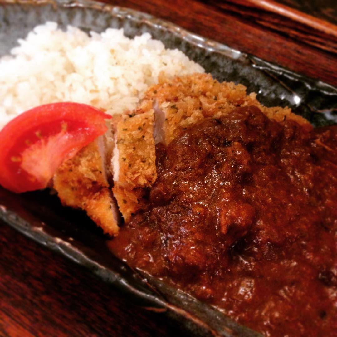 あけましておめでとうございます！「チキンカツカレー」新年と共に登場です。そして登場と共にすかさずまかないで！カツだけでサクサク香ばしいのを楽しんで、カレーと食べて、カレーだけ食べて、やっぱり美味しい。。満足。(うめ)