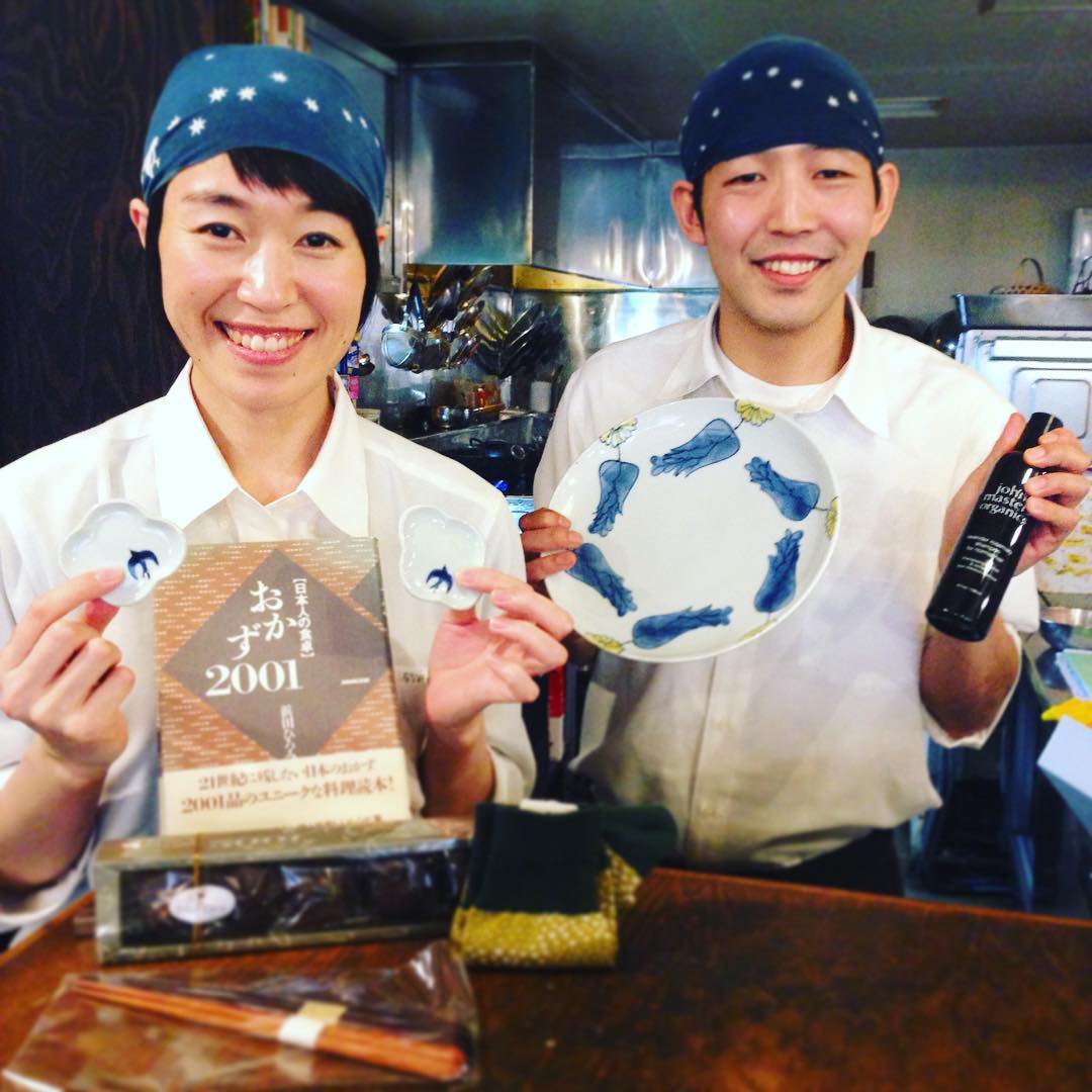 2月21、22日はナベ＆ぬまのリレー式（？）バースデーです。スタッフのみんなから、お祝いしていただきました！心のこもったプレゼント、ありがとうございます！ナベさんからもヒトコト！（ぬ）
ありがとうございます！店長＆okayanからは九谷焼のお皿、スタッフの皆さんからはいいシャンプーをいただきました！3○歳、もっともっと精進します！(ナベ)