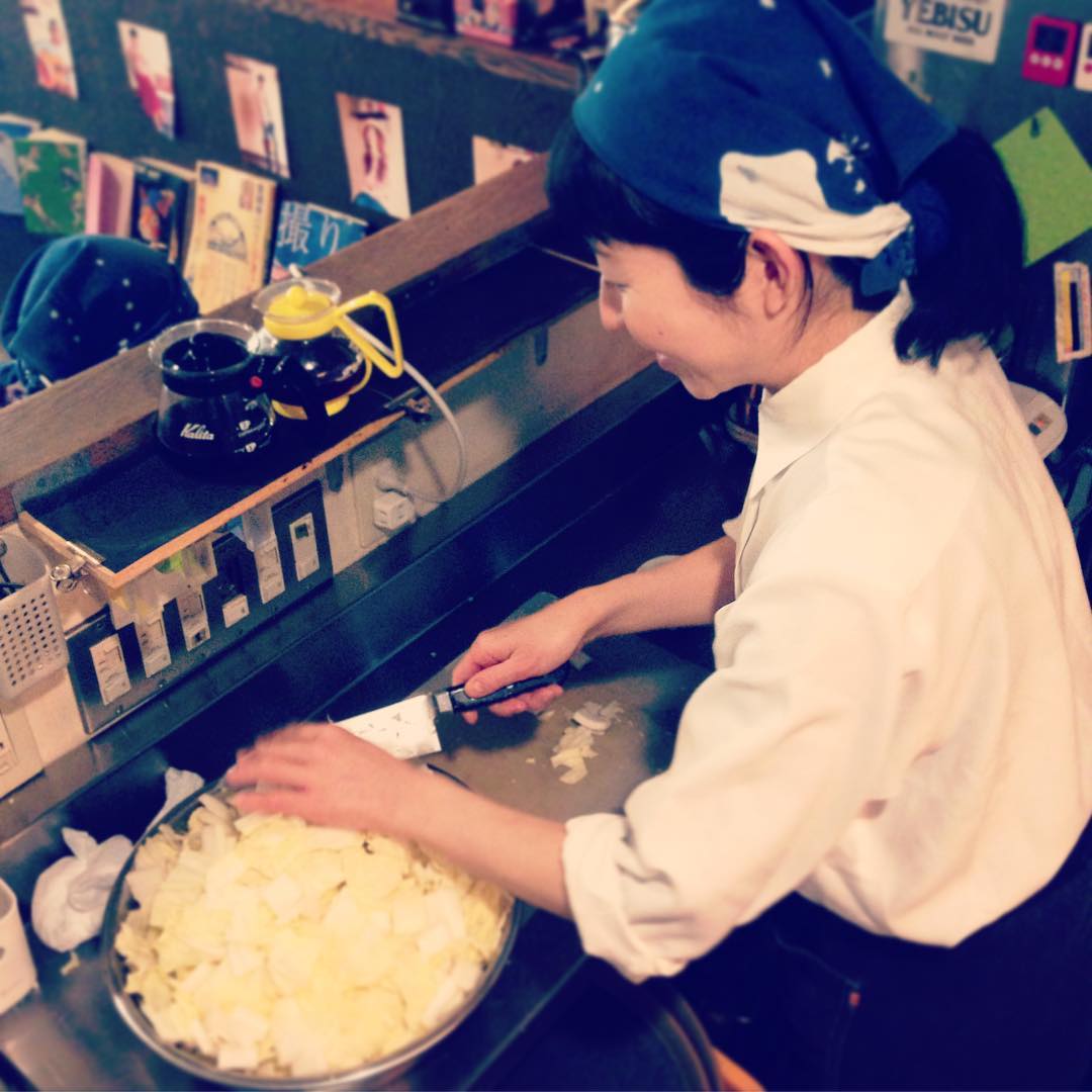 今月からちょこちょことお手伝いしてもらってます、パダワンのミナミちゃん！今日はランチや、ご飯ものの付け合わせでおなじみ、白菜のお新香を漬けてもらいました。なかなかの包丁さばきで頼もしいです。よろしくお願いしますね(^ ^)（ぬ）