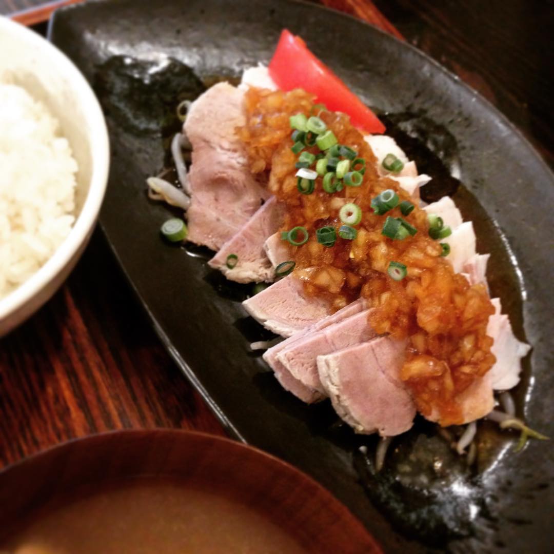 今日のまかないは「ゆで豚たまねぎしょうゆ定食」です。玉ねぎってすごいなぁ！と思います。さっぱりシンプルなのに満足感が高いんです。旨味ってものがつまった定食だとおもいます。(うめ)