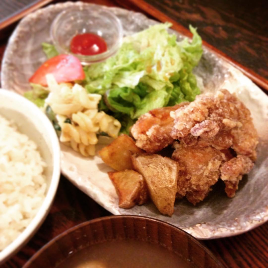 今日のまかないは「鶏のから揚げポテトフライ定食」です。やっと歯が痛いのも落ち着き、満を持してお肉いただきます！お肉に味がしっかり染みていて柔らかくてジューシーでポテトフライの塩加減もよくて大きさもちょうど良くて、、、久しぶりの美味しいお肉、あっという間でした。まだ食べれる。。(うめ)