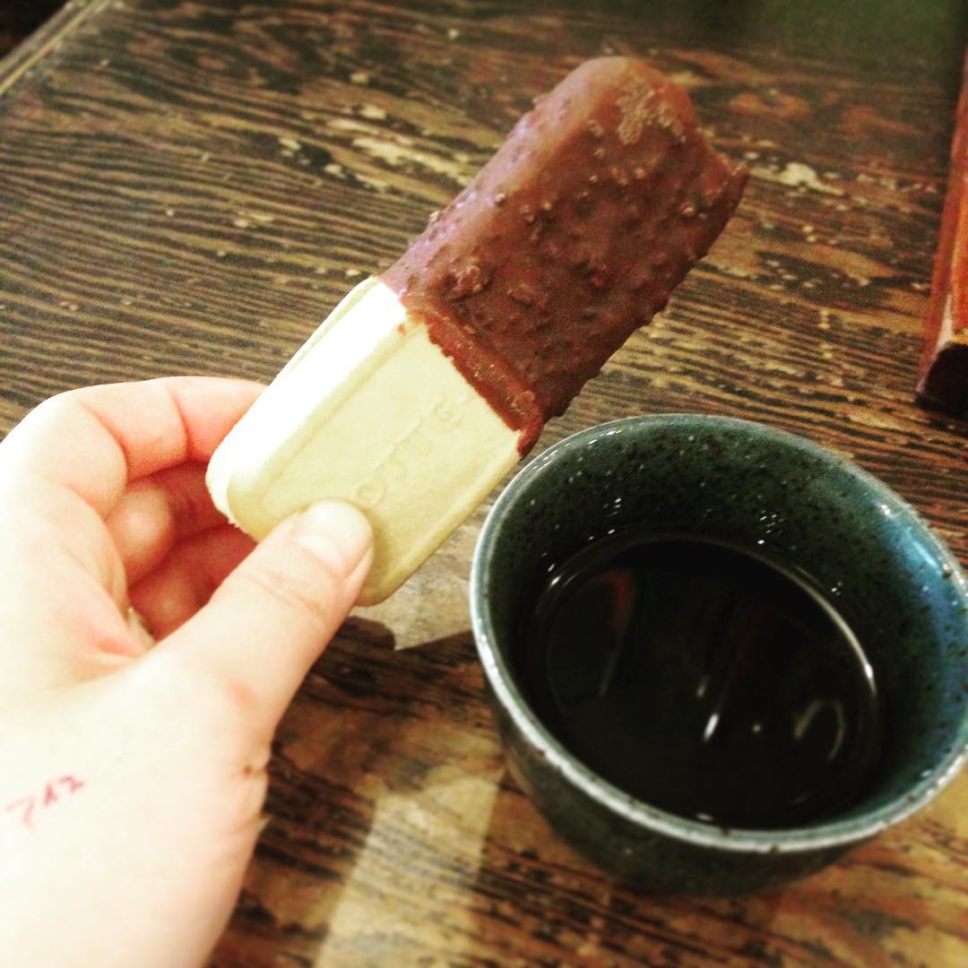 今日のランチは大忙し！美味しいまないを食べてokayanからのプレゼントアイスでいま満たされています。たくさん動いたあとの甘味はしみわたります。。しかも手で持ってるところはビスケットなんですね、２つの味が楽しめるとは、にくい素敵なアイスです。okayan、ありがとうございます。(うめ)