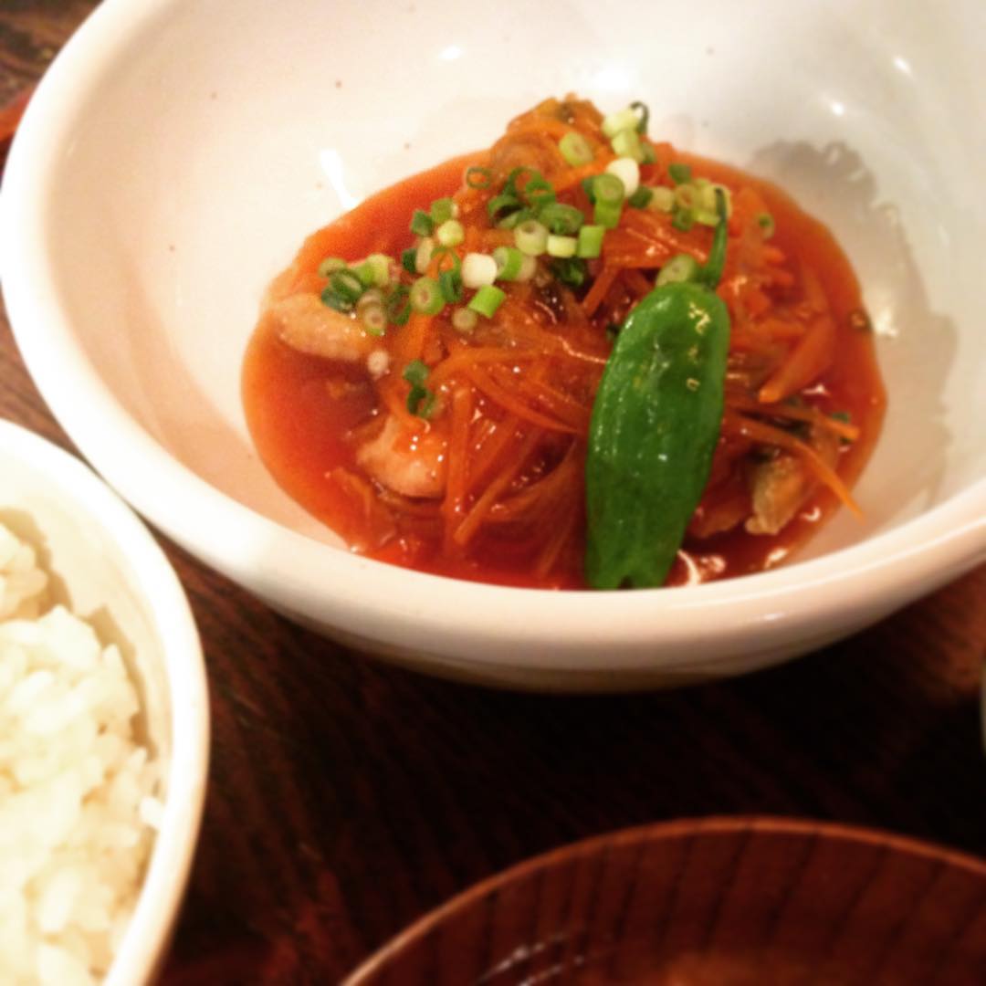 「サバの甘酢あんかけ定食」。昨日くぼさんがさばいてる時から決めてました。ブリッとしてパーンと張りのあるサバだったんです。張りがあるけど柔らかくてサバの味をしっかり感じました。サバすごい！(うめ)