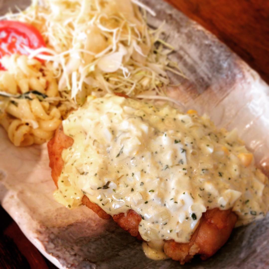 ヤッター！！大好きです！「甘酢チキンタルタルソース定食」」。週末登場することが多いのでなかなかお目にかかれません。店長が私のシフトに合わせてメニュー組んでくれました！ザ・スタッフの特権です。ゆっくりゆっくりたべちゃいました。そして明日も楽しみなのです。(うめ)