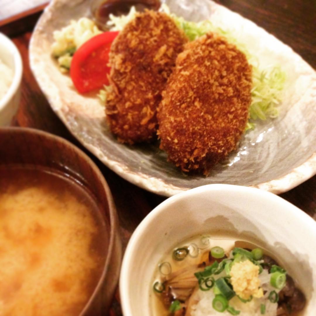 今日のまかないは、「メンチカツとミニきのこの揚げびたし」作ってもらいました。メンチカツはお箸を入れると肉汁がジュワ〜っと。。ふんわり柔らかいメンチカツ。最後に大根と生姜の効いた揚げびたしのつゆでさっぱりです。自分の作るメンチカツは固いんだなと思う今日のまかないでした。(うめ)