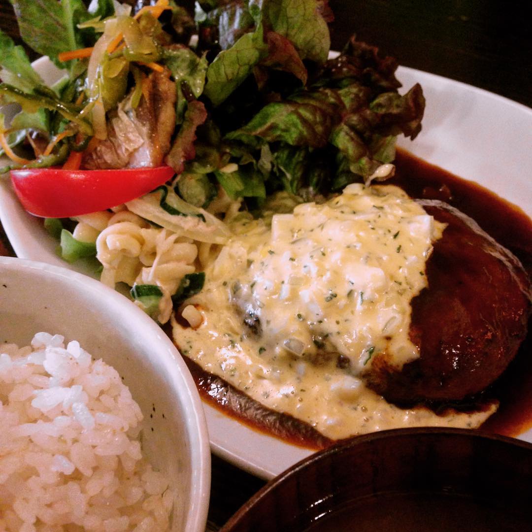 今日のまかないは「ハンバーグ・タルタルトッピング」です。画像をとってみて改めて思う、野菜の勢いがすごいですね。水を吸わせた野菜は歯ごたえが柔らかいです。野菜もしっかりとれる、お肉でお腹も満たされる、バランスがいい定食です。そして今日もスタッフオプションで南蛮漬けつけてもらいました。密かに盛られております。(うめ)