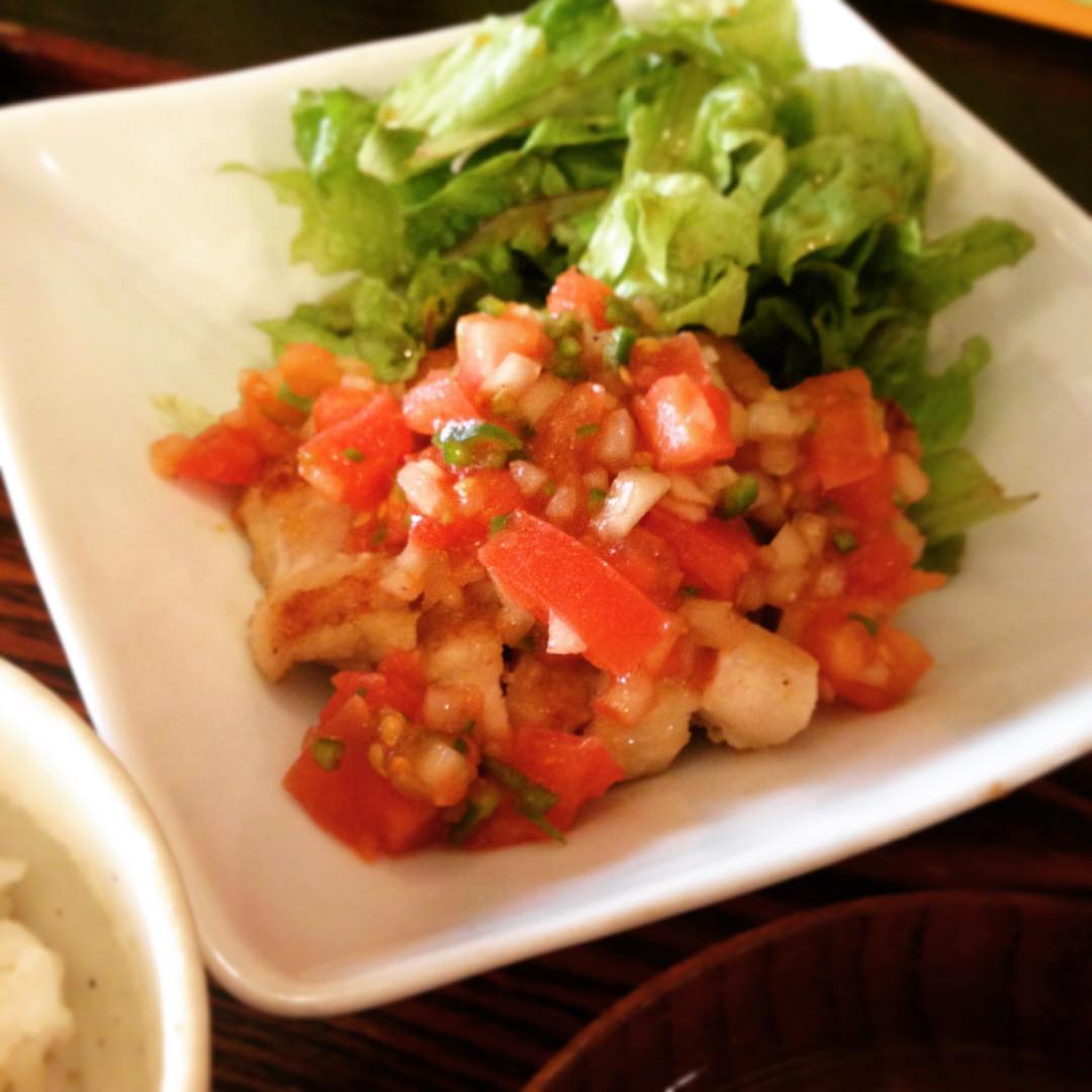 サルサソースのトマト、水々しくて体の乾きが癒された気がします。そして鶏肉だから太りにくいに違いない！「チキンソテー・和風サルサソース定食」、お味噌汁、お米、ひじきの小鉢、なんだかホッとしました。(うめ)