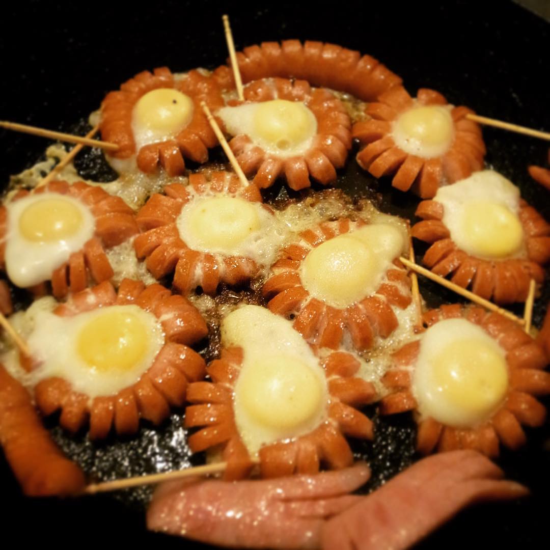 あー、祝日の営業もぼちぼちおしまい…って、店長ミヤザキ、明日のピクニック用にとお受けしたお弁当をせっせとこしらえておるところ…って、こんなのお店じゃ出ないけど、だから余計においしそうだなぁ（笑）（お）