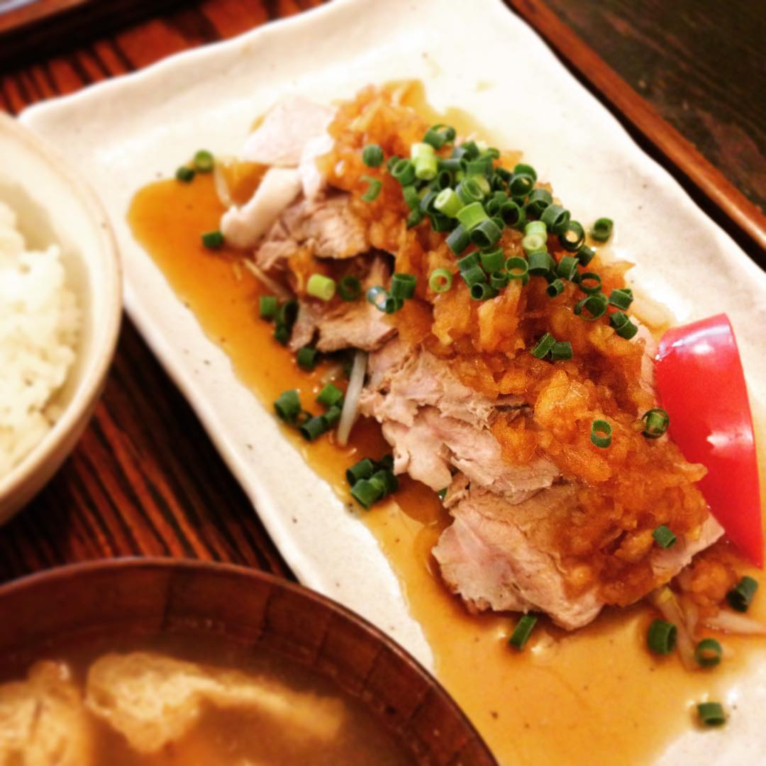 今日のまかないは「ゆで豚たまねぎじょうゆ定食」です。ダイエット中なのにご飯がすすみそうになるではないですか！ゆっくりゆっくり食べました。そしてokayanに言われるまで気づいてなかったこと。私、まかない肉三昧ですね。今週もブレずに肉の道を貫かせていただきました。(うめ)