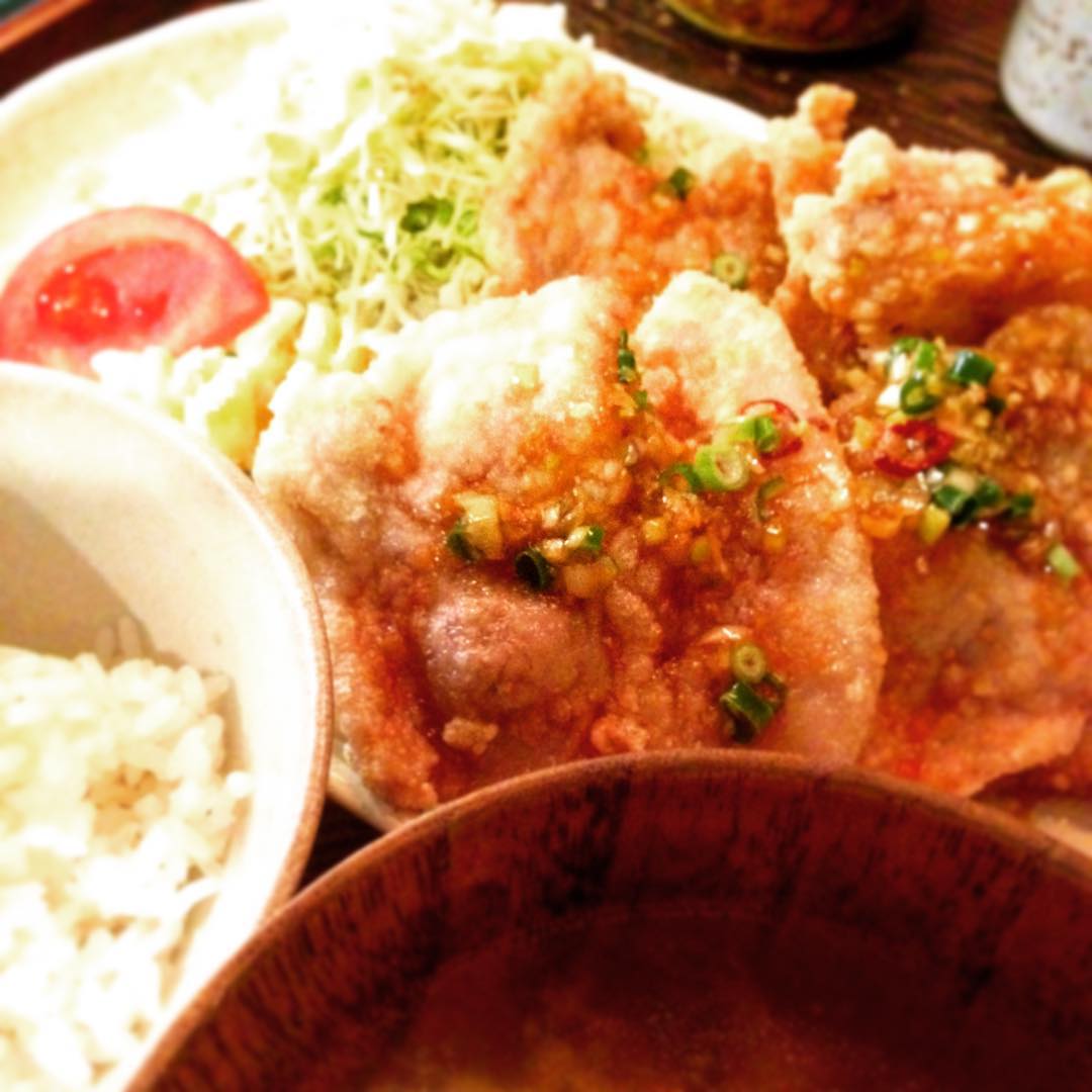 迫力の「豚のから揚げ中華香味たれ定食」です。好きなメニューなんですがもう半年くらい食べれてませんでした。余ったお肉もサービスしてくれた結果この迫力です。
食べれるかなぁ、、なんて心配いらず、美味しく完食です。これで午後も頑張ります。(うめ)