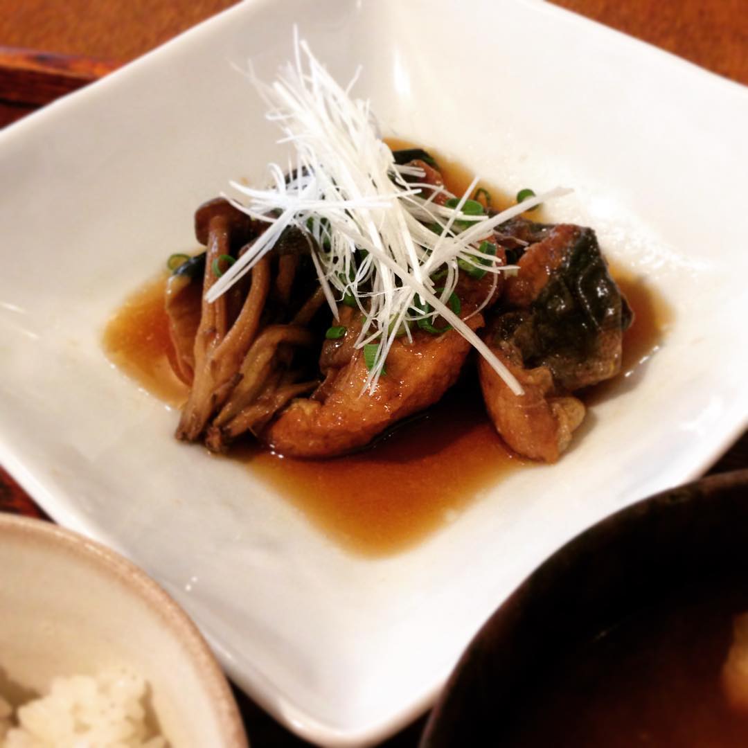 初登場メニュー！「サバと茄子、きのこの揚げ漬け定食」です。
黒酢を使っているのでさっぱりというよりもまろやかな酸味。暑さで疲れてしまったときでも美味しく食べれるだろうなぁと思いました。青魚なので栄養的にも魅力的です。(うめ)