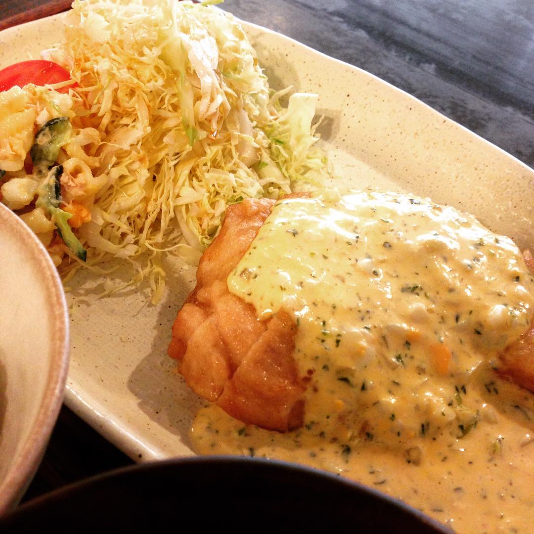 今日のまかないは「甘酢チキンタルタルソース定食」です。何度も言ってしまうタルタルソースのまろやかさ。これくらい大胆にかかっているくらいが美味しいのです。忙しかったランチのあと、甘酢の酸味がありがたいです。(うめ)