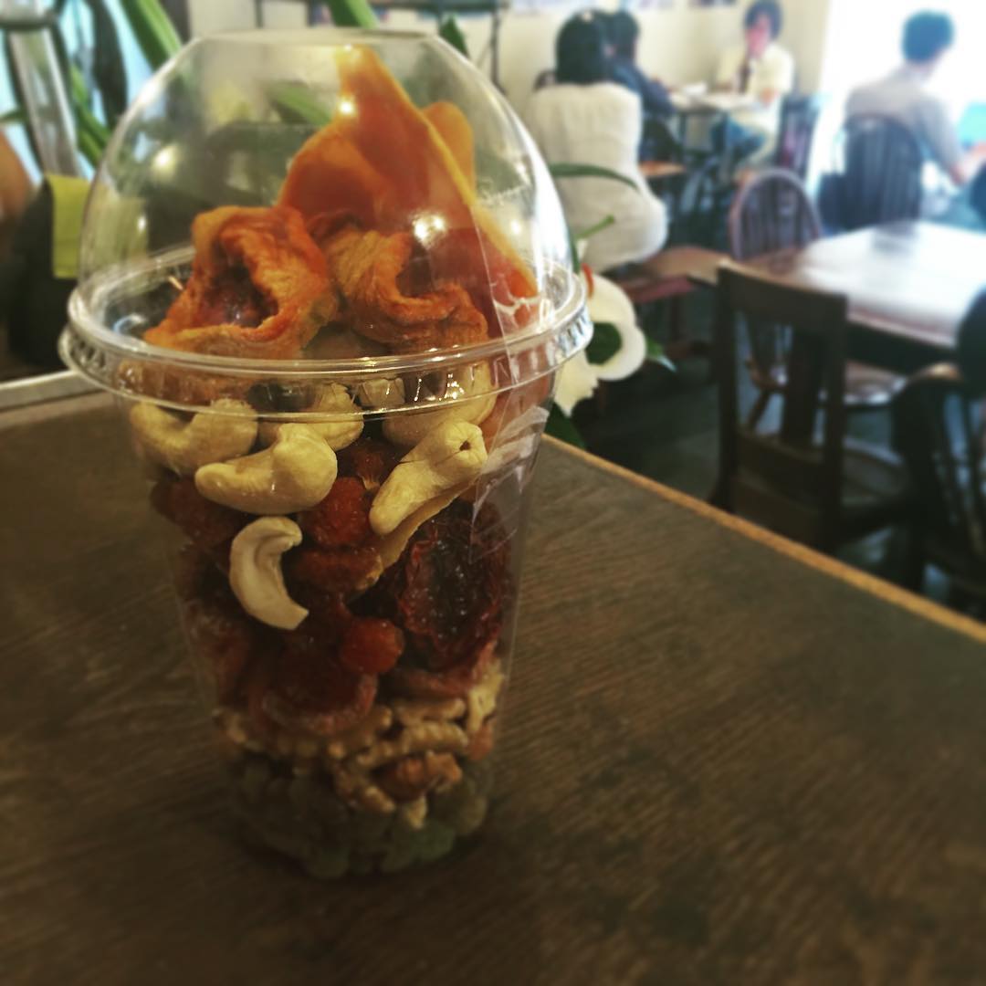 お馴染みのお客様に、またお見舞いをいただいてしまいました…本当にお気づかいありがとうございます！何だか素敵なドライフルーツとナッツの詰め合わせ。FAR EAST BAZAARのもの。小腹が空いた時にいただきますね！(麻）