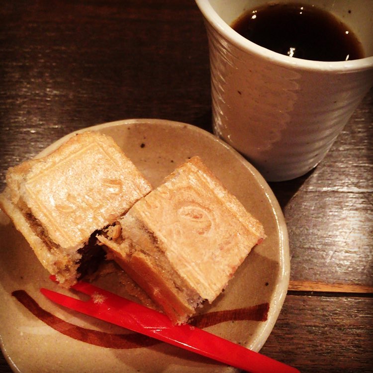 GW振替休み明けはいきなりまほろばブレイク！（笑）…って、今日のお茶請けは最中！…いや、これがものすごく甘くてさと（苦笑）、ま、でもワタクシ、コーヒーに和菓子の組み合わせ、結構好きですね、いいよね（お）