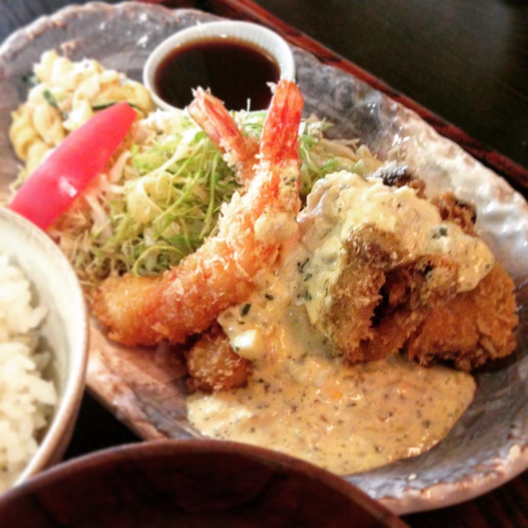 ものすごく食べたい！とお願いして
、「エビフライときのこのフライタルタルソース定食」いただいております。しっぽまで香ばしく揚がってます。そしてキャベツにタルタルソースも美味しいもんですね。日々発見。(うめ)