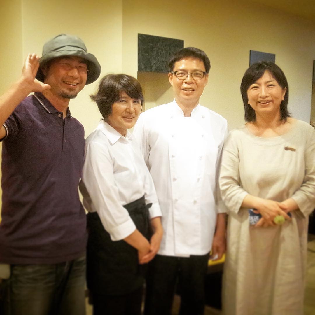 そして月イチ連休最後は店長ミヤザキ、手術のすぐあと、絶対たべにいきたい！とつくづく思ったという、ワタクシドモ夫婦にとりましてはお店を始める前から、15年来のおつきあいは荻窪の潮州！おなじみのお客さんや仕事上がりに駆けつけてくれたなほさんもいっしょに相変わらずすこぶるおいしい中華で楽しいひと時…最後にオーナーシェフの馬さんとフジナミさんとパチリ！連休ありがとうございました！よくたべた！ホント！（笑）（お）