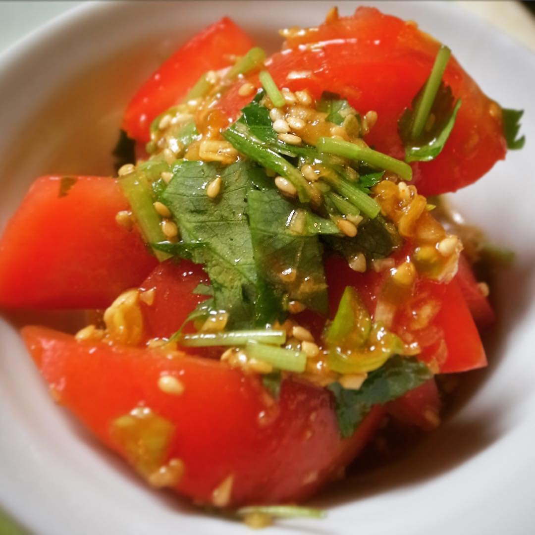 夏の前菜はやっぱりトマト！「フレッシュトマトのナムル」今週から登場してますよ！にんにく生姜に長ねぎ薬味にごま油を効かせたタレでざっくり乱切りトマトをあえた旨口ナムル！ぜひ！（お）