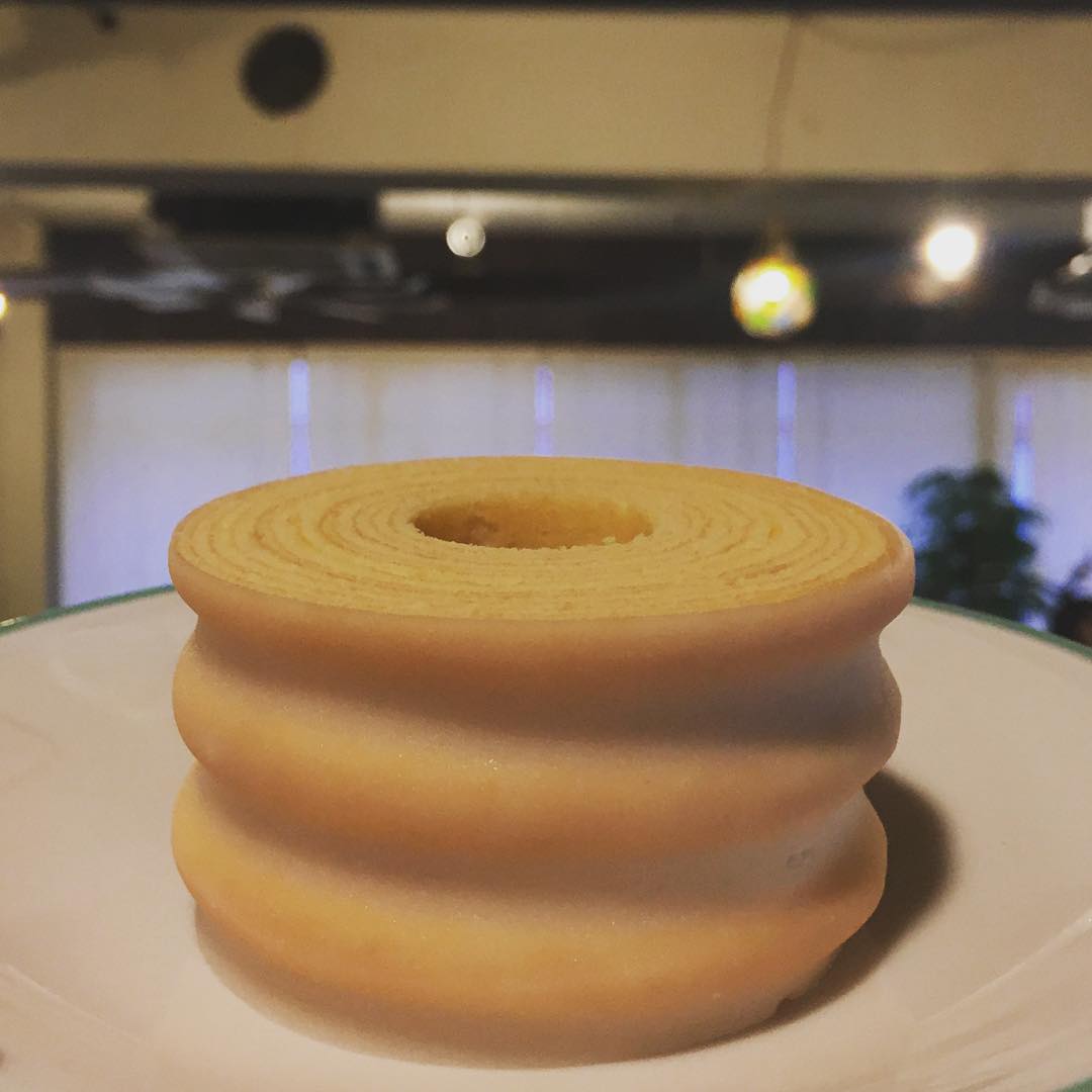 ほぼ毎年恒例で友達ヤナちゃんから届くバウムクーヘン。ユーハイムのバウムクーヘンは王道の美味しさ。ありがとう、いただきます！ 思わず空中に浮かせて写真を撮ったら、UFOみたいですね。(麻）