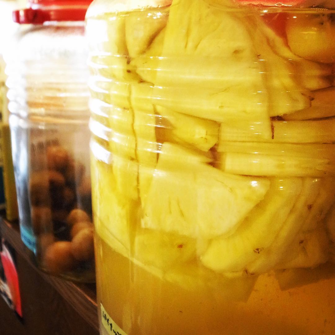 夏のミックスフルーツ酢はパイナップル！と、いや、今週は平日から週末並みの忙しさ、アレよアレよとお出しして…昨日沼田さんが隙をみてがっつり漬けてはくれましたが、あぁ、今週末はストック少な目、申し訳ありません…ってビールにもよく合うんだよなー、これが（笑）（お）