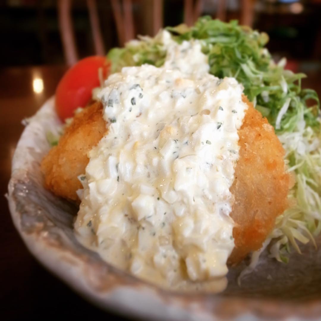 あー、金曜日の夜！今夜のおススメはランチでも人気！「まとう鯛のフライ・タルタルソース」！いいお天気だったし、今週もお疲れ様です！とすかっと生ビールとともにどうぞ！（お）