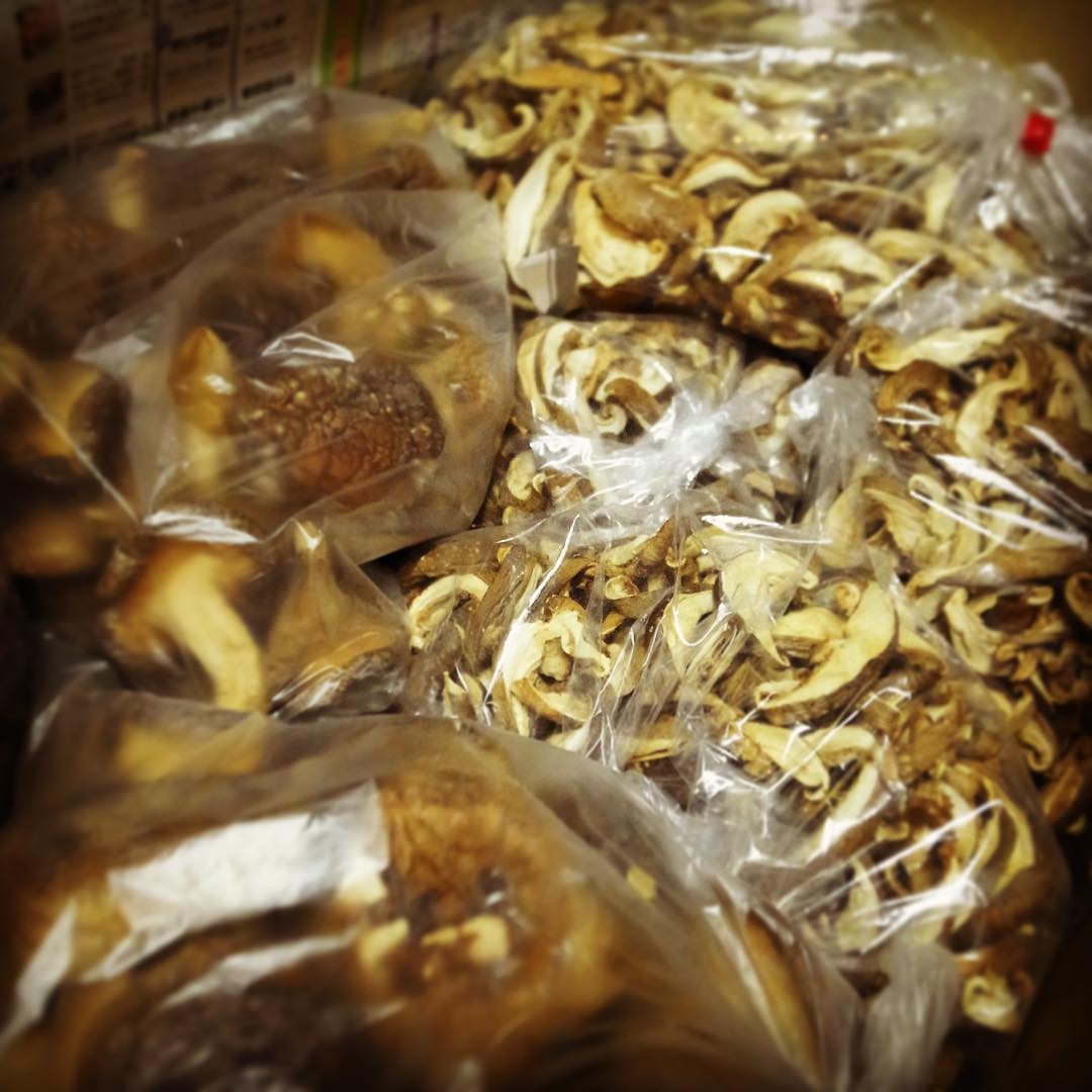 あー、非常に地味〜なことではあるんですが、実は先日から当店の乾燥椎茸はワタクシokayanの母（椎茸農家でもある）からの直送になりました！だだんとダンボールいっぱいに送られてきた椎茸…これにより旨味も大きさも存在感アップ！（笑）ひじきとか切り干し大根とかさらにおいしくなりましたよ！…って、椎茸嫌いな方にはバットインフォメーション失礼しました（苦笑）（お）