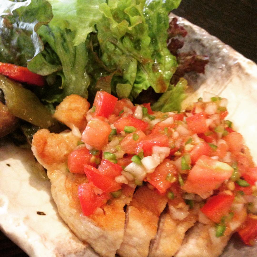 ジューシーなんです「チキンソテー和風サルサソース定食」。手作りサルサソースはトマトがゴロゴロたっぷりなのでお肉料理といえど野菜の新鮮さを楽しめる定食だとおもいます。もちろん食べ応えもしっかりです！(うめ)