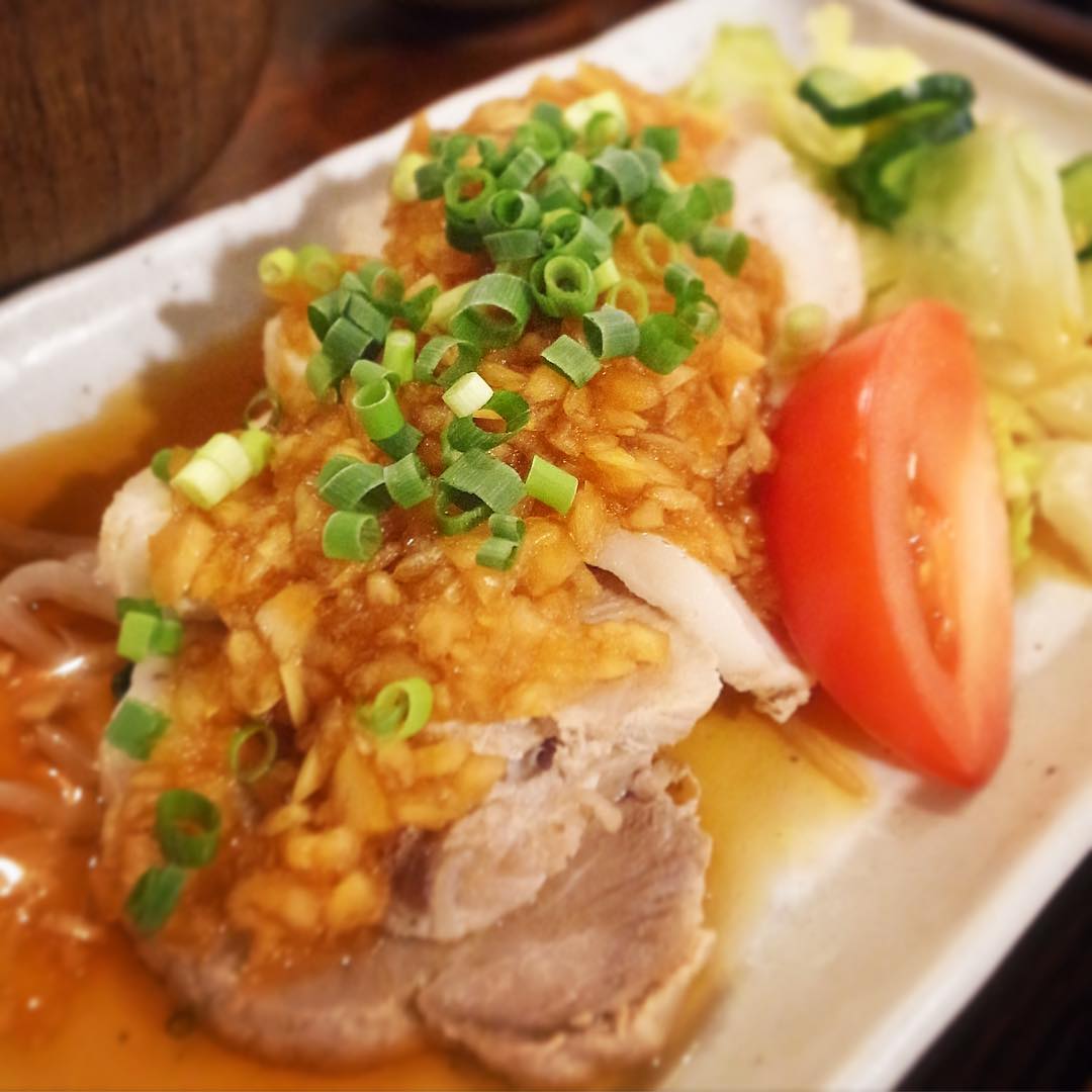 さて！今日のワタクシの賄いは血液サラサラ「ゆで豚・たまねぎしょうゆ」…って、ここんとこちょっと野菜不足かもね？と店長ミヤザキ、みんなのゆで豚にキャベツときゅうりの塩もみをつけてくれました！いや、ホント助かります、ハイ（笑）（お）