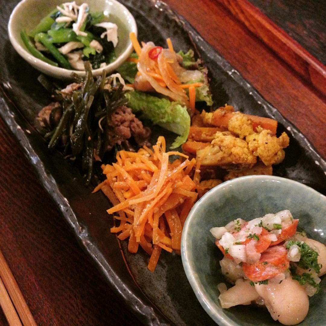 これだけの品数を食べれる贅沢「ちょこもりランチ」です。彩りが綺麗ということは栄養バランスもいいにちがいない。体にじわ〜っと染み渡る感じがしますよ。日替わりを頬張るのも好きですが今週は「ちょこちょこ」楽しませてもらいました。(うめ)