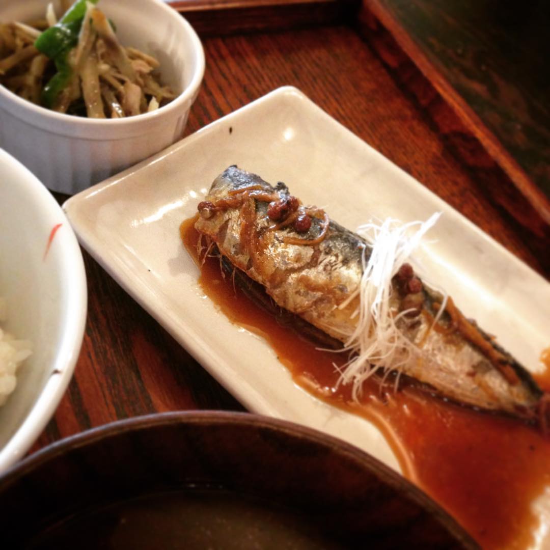 性分で美味しいものは遠慮できません。ということでこの頃気になっていた「いわしの花山椒煮」を。甘辛い味付けにいわしの脂がほどよくのってます。甘辛いあとには添えられた「ごぼうと蒸し鶏、ピーマンのわさび和え」。今日のまかないは香りがふんわり、噛めば噛むほどなご飯でした。じんわり満足です。(うめ)