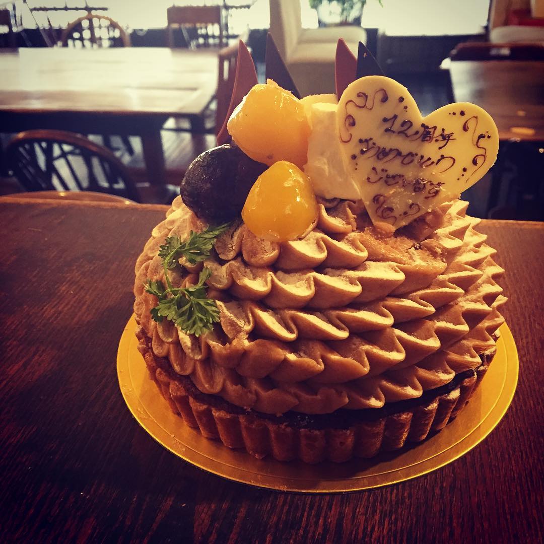 定休日の元キッチンスタッフ、ヒデキがお祝いに来てくれました〜。スイーツ男子と言えばヒデキ！というほど甘いものに目のないヒデキの差し入れは、ル・ジャルダンブルーのモンブラン！私が高校生の頃からモンブランが好きと知ってのチョイスですか。ありがとう、いただきます！
みなさま、ヒデキのお店、Sunday Thankもよろしくねー！(麻）