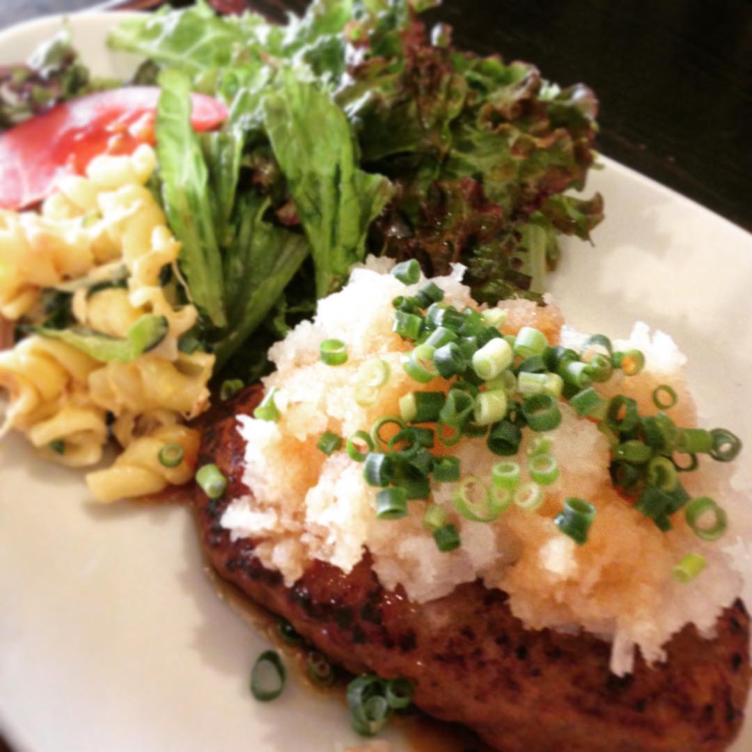 今日は日替り定食が売切れ(ご来店ありがとうございました！)、まかないは「おろしハンバーグ・たたき梅添え」にしてもらいました。たたき梅、さらにさっぱりで今日の気分にぴったりでしたよ。棚からぼた餅気分、美味しくいただきました。(うめ)