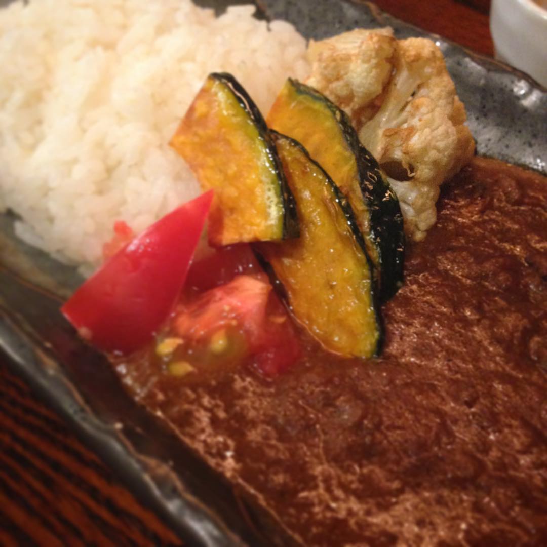 今日は定番「チキンカレー」、まかないでいただいてます。カレーについている野菜たち。季節や日によって違ったりします。今日は香ばしく揚げたカリフラワー、かぼちゃ、トマトでした。毎回ちょっとした楽しみです。(うめ)