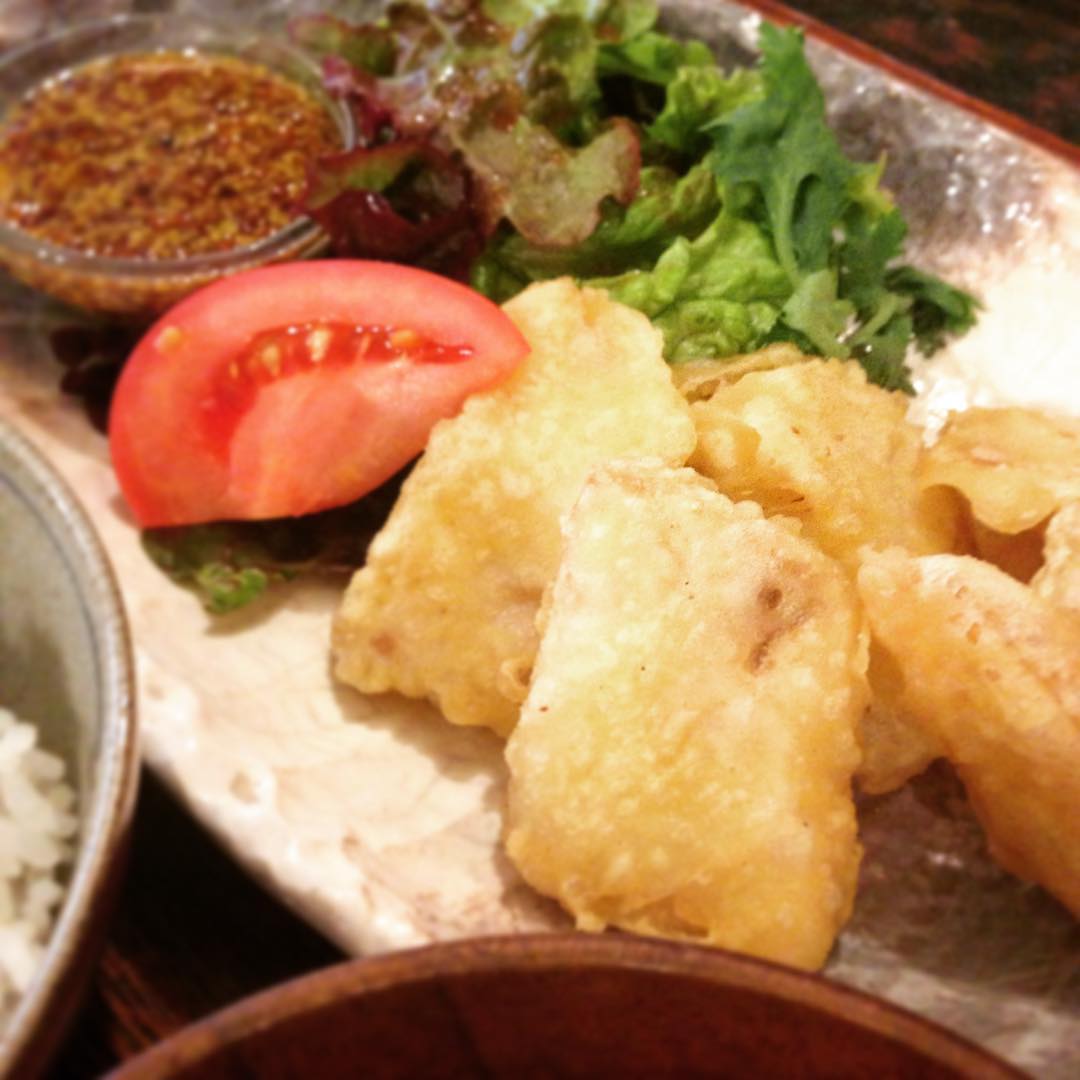 今日は珍しく残っておりましたのですかさず！まかないでいただいてます、「まかじきのトルコ揚げ定食」。外はカリッと中はふんわり、いい塩梅のあがり具合でした。そして一緒に揚げられたジャガイモ、揚げたジャガイモっていつなんどきも美味しいです。(うめ)