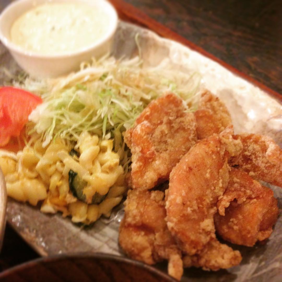今日は食欲が絶好調のため「鶏の唐揚げ」にタルタルソースを別添えしてもらいました(￣▽￣)。まろやかになりますね、そして重くないんです。絶好調な方はもちろん、そうでない方もオススメです。(うめ)
