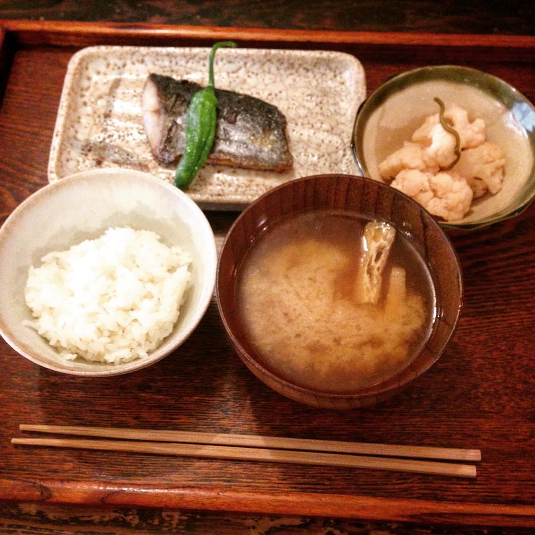 静かな佇まい、大好きです「さわらの酒塩焼定食」。今日もふっくら塩加減が絶妙。カリフラワーのあちゃら漬けの酸味も今日みたいな蒸し暑い日にぴったりです。おかわりしたいくらいでした。(うめ)