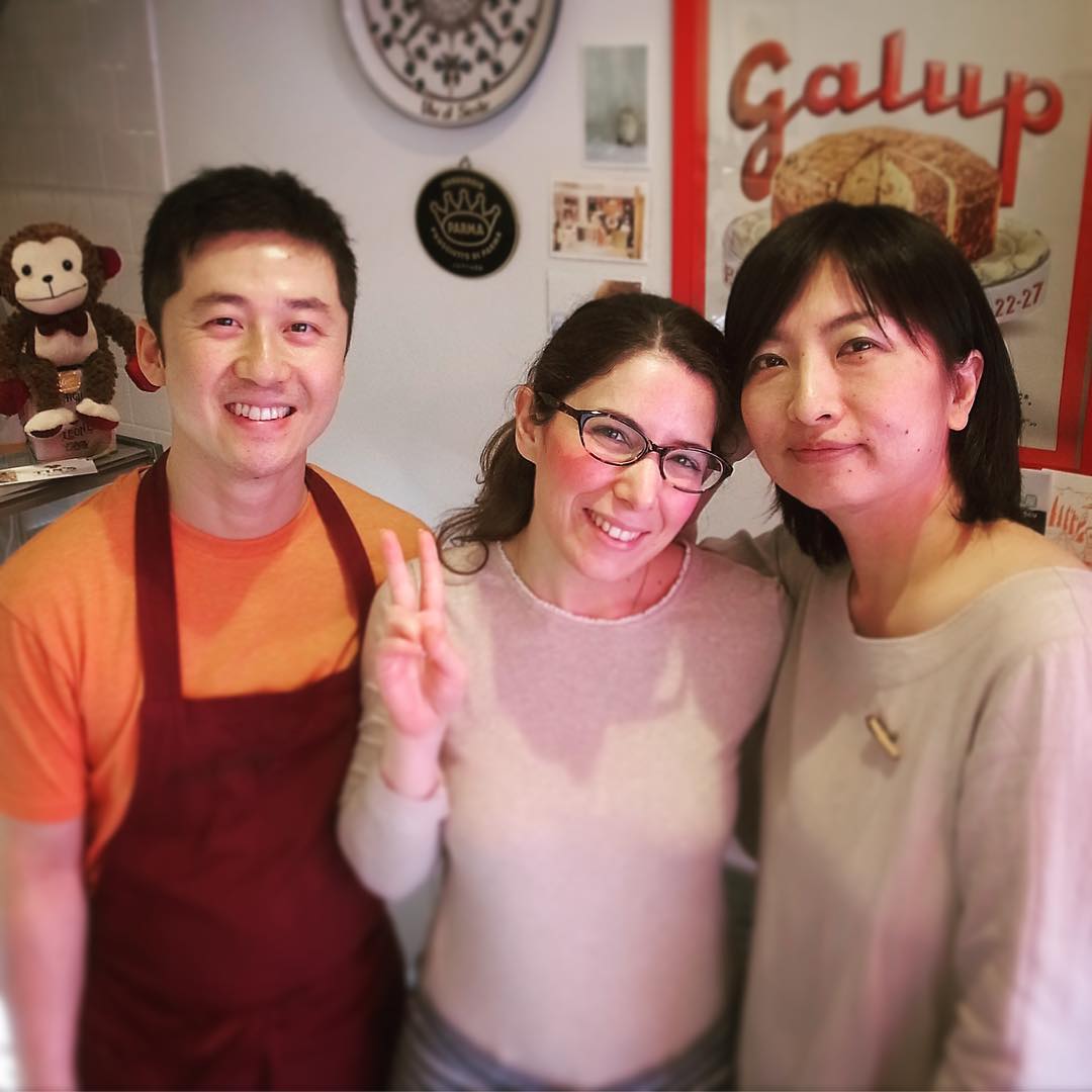 連休二日目はもちろんワタクシドモご近所はイタリア家庭惣菜屋さんのシミシェッダさん！店長ミヤザキ入院直前もこちらでおいしいパスタをいただきましたが、えぇ、もちろん今日も鉄板のおいしさ！さらにちらりとうれしいニュースもお伺い、いや、実にすてきなご夫婦です！大好き（笑）（お）