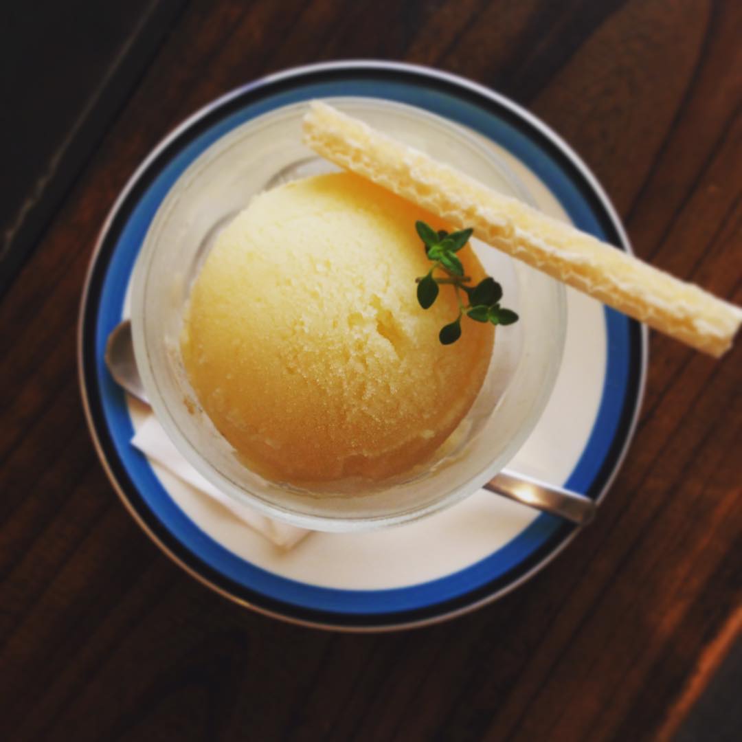 あっついですね…！自家製アイスクリームはパイナップルフローズンヨーグルト、お目見えしてますよ♩さっぱり食後にぴったりです(^o^)（ぬ）