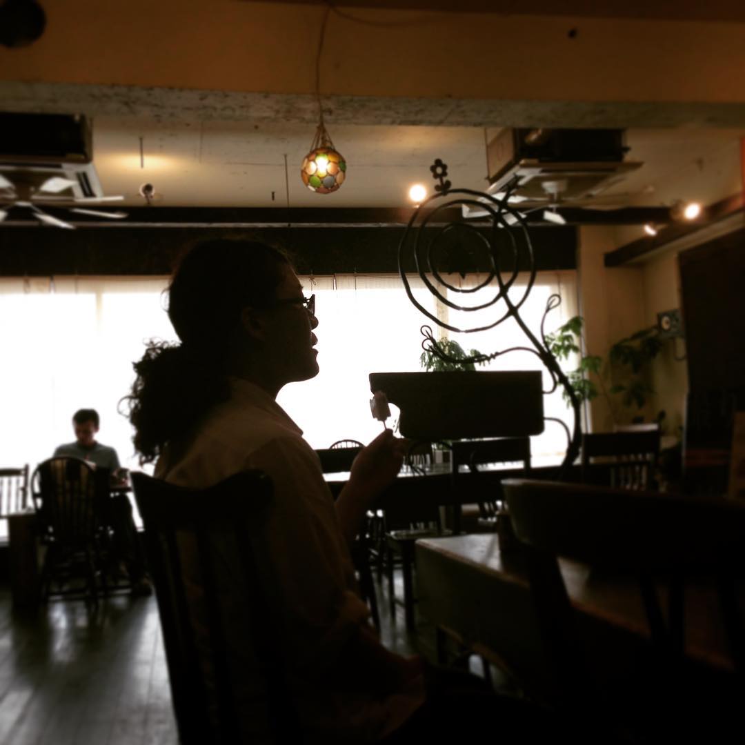 夏の午後。忙しかったランチのあとは、okayanがご褒美で買ってきてくれた「白くまアイス」でひと息。口があいちゃってますね。。(うめ)