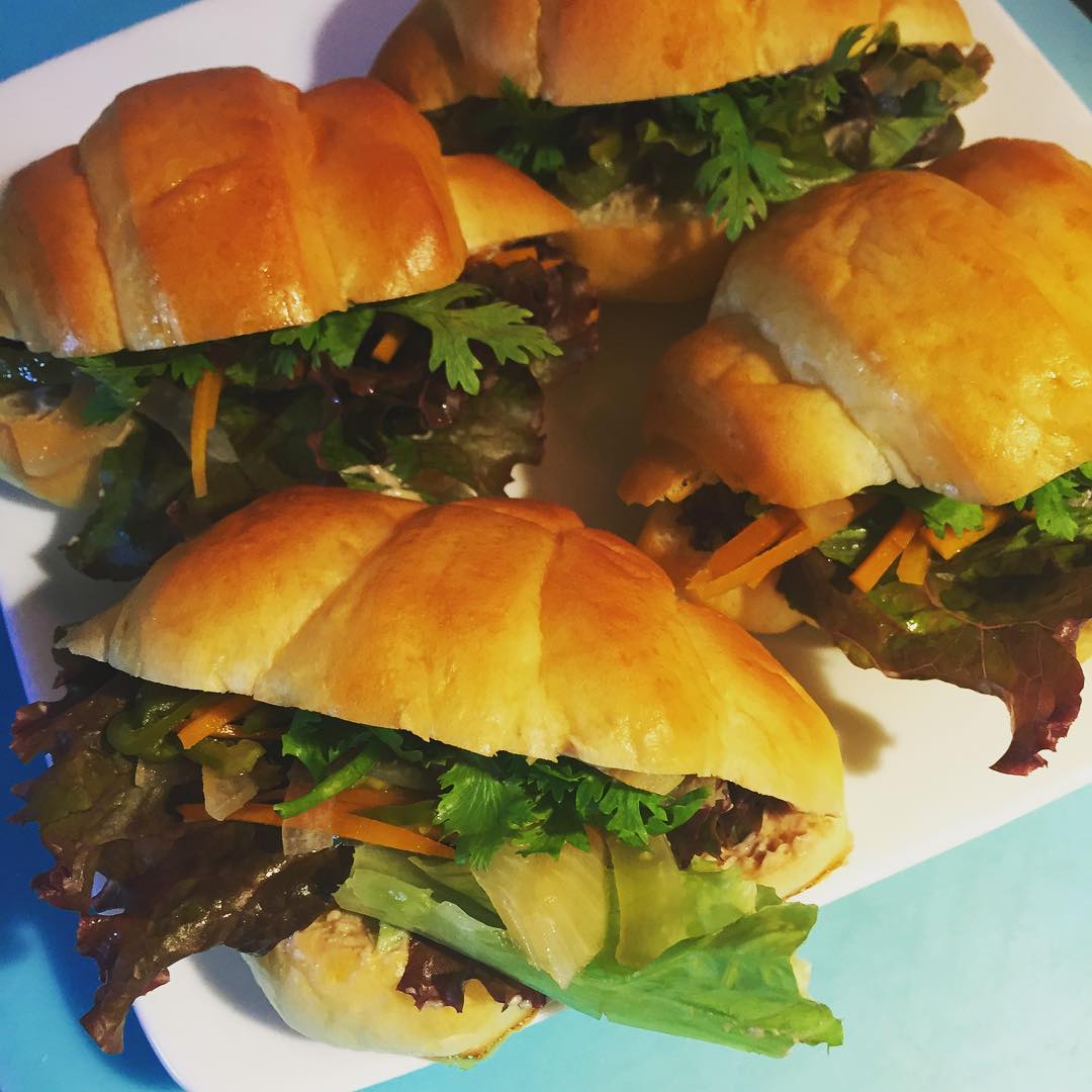 先週作ったレバーペーストが全然出なくて品質が落ちてしまったので、賄いにまわして、ベトナム風サンドイッチにしてみました。南蛮漬けの具とサニーレタス、パクチーを入れた、なんちゃってベトナム風サンドイッチ。明日の朝ごはんにしようかと思います！（麻）